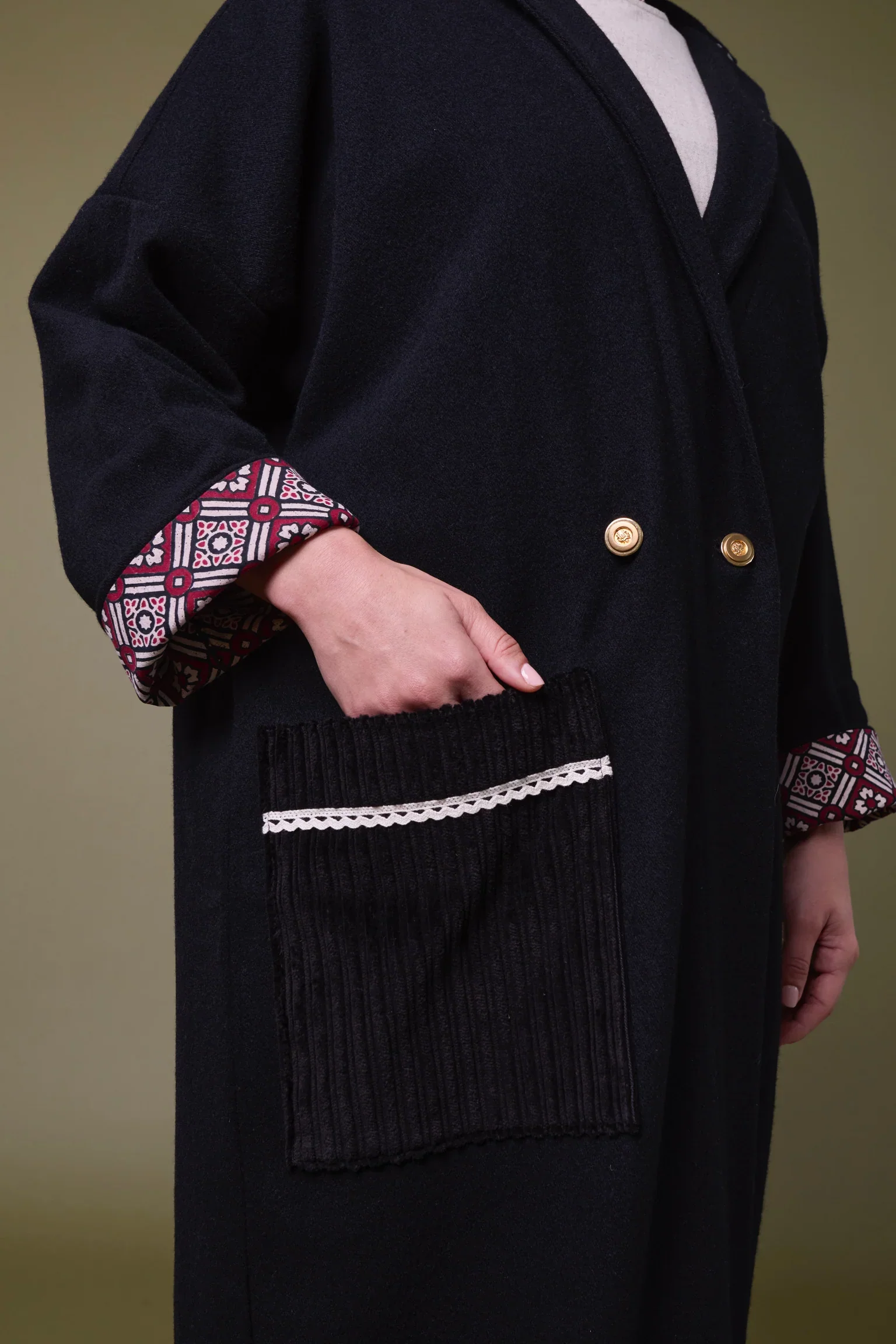 Black Belsay Hall Abaya - Image 2
