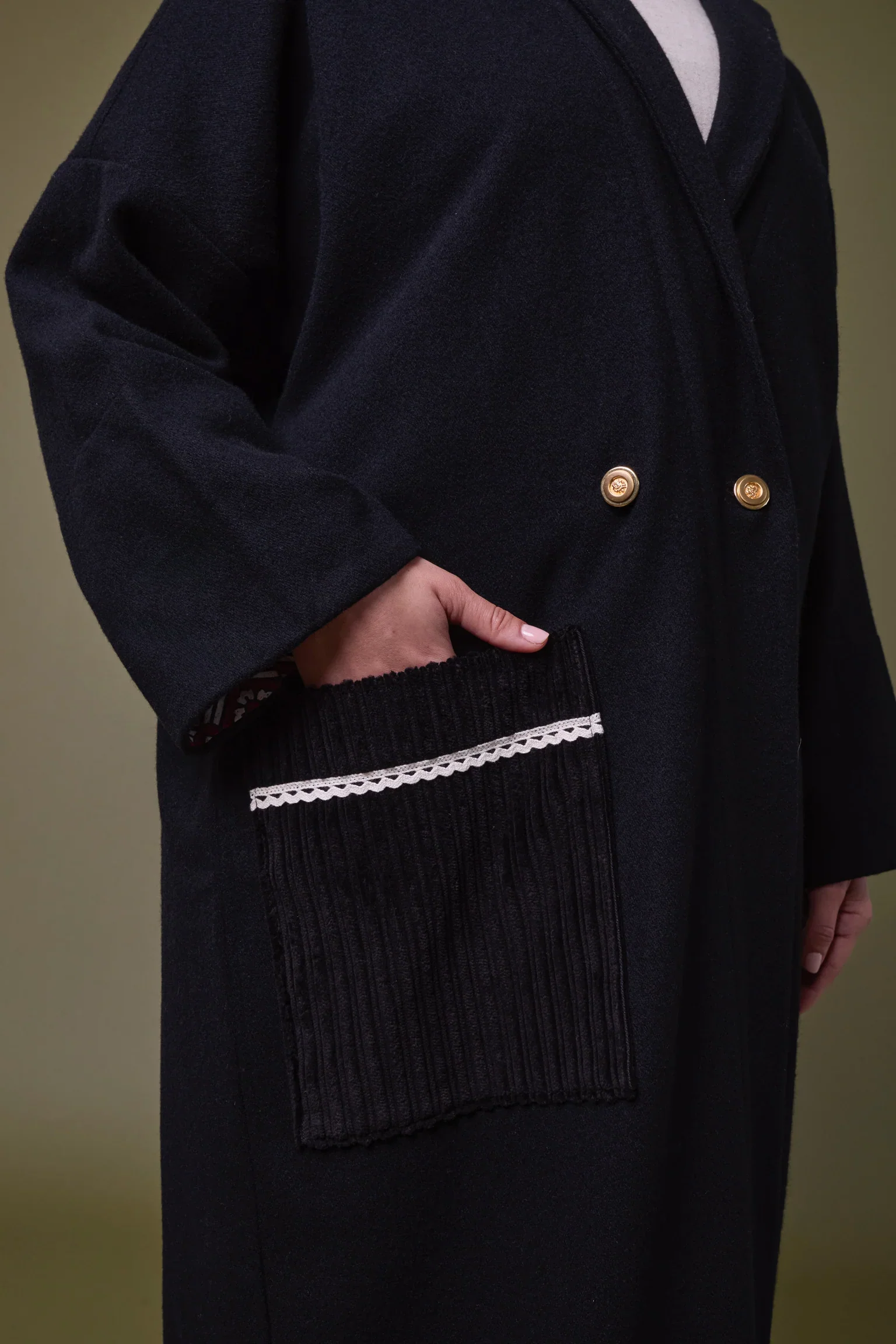 Black Belsay Hall Abaya - Image 9