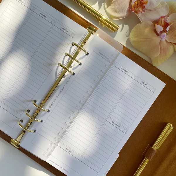 English Undated Yearly Planner | Gold - Image 3